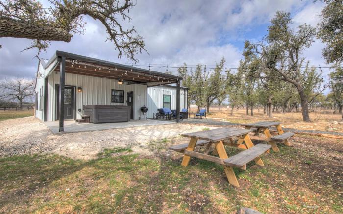 Hill Country Hideaway with Fire Pit and Hot Tub!