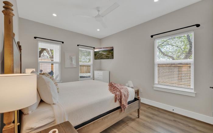 The Grove D with Hot Tub & King Beds - Walk to Main