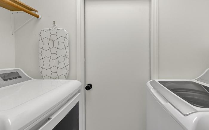 Elegant and Stylish Glenmoor Abode - 5 min to Town
