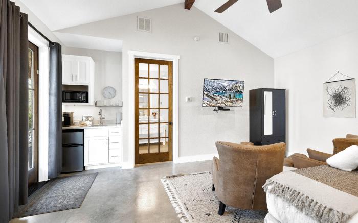 Schubert Inn Suite-B with Pool & Grill - Walk to Main