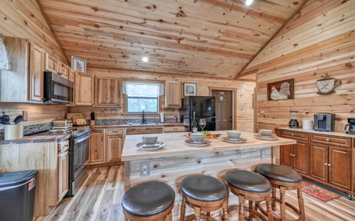 Rustic Cabin with Firepit and Grill - 10 mins to Main St
