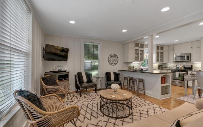 Clover Haus 2 Blks to Main St with Pool and Spa!