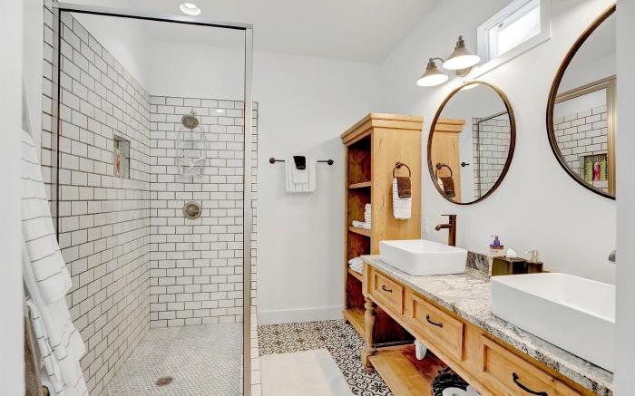 Luxury Combo Walk to Main with 2 Hot-Tubs