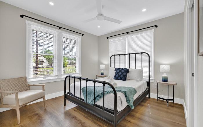 The Grove-A Charming Cottage - 2 blks to Main St