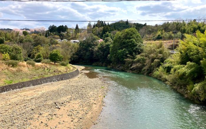 A.田舎の一棟貸住宅、お庭でBBQやプール遊びができる宿。