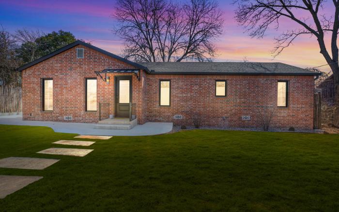Alcove: Steps to Main St.-High End Home w/Hot-tub!