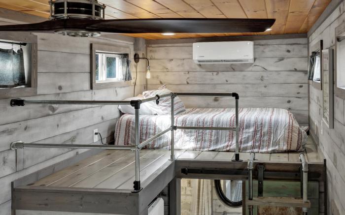 Willie the Modern Tiny Home w/Hot-tub & FireTable
