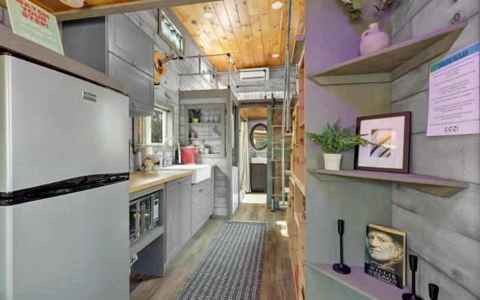 Willie the Modern Tiny Home w/Hot-tub & FireTable