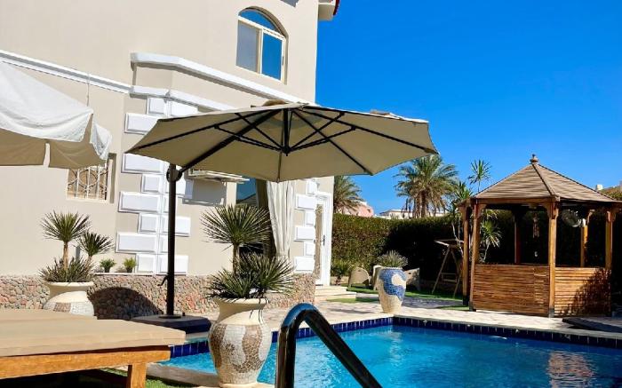 Apt with private pool and garden