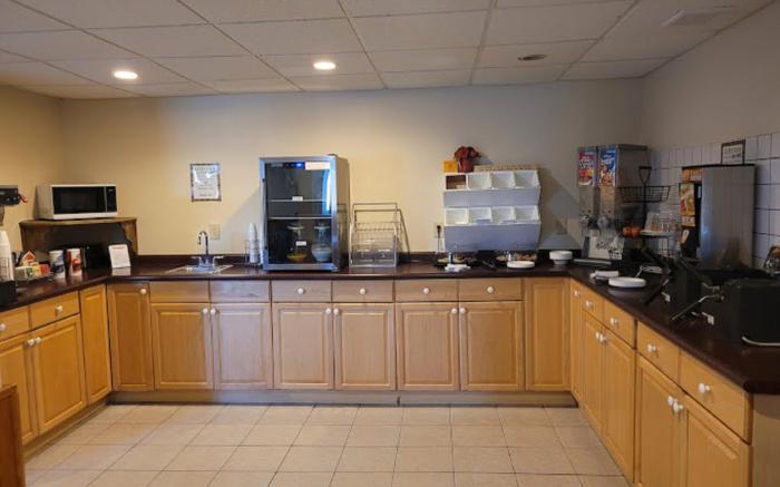 Iron Mountain Inn & Suites MI US 2