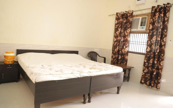 Radha Madhav Ashram Vrindavan