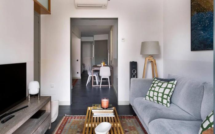 Two bedroom apartment with balcony - C211 Barcelona