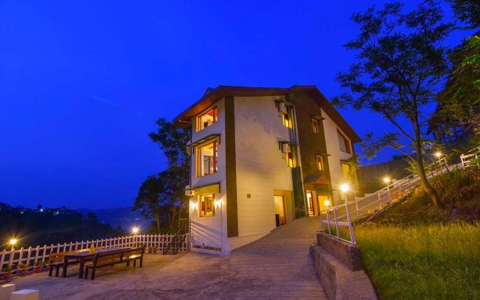 Juniper6 BR Mountain View Villa, Cook, Staff, Deck