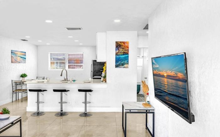 NEW Stylish 2 Bdrm Mins to Beach & Aventura Mall