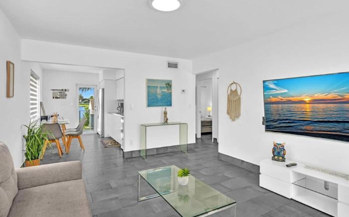 Charming 2BR Lakefront Cottage in Davie near Beach