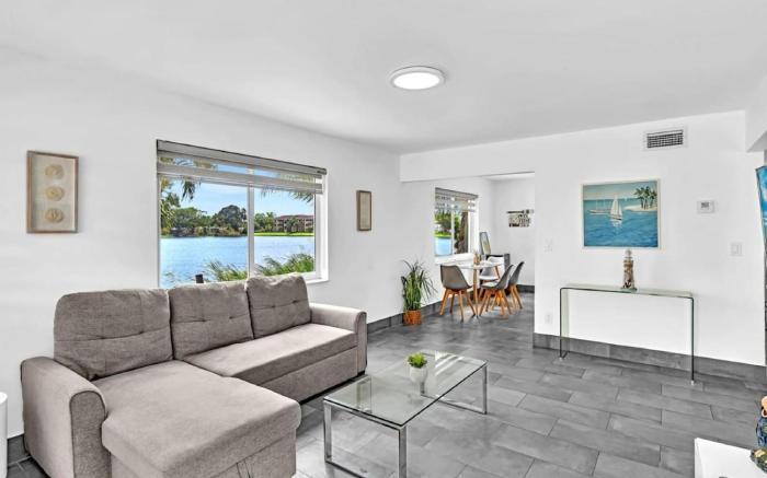 Charming 2BR Lakefront Cottage in Davie near Beach