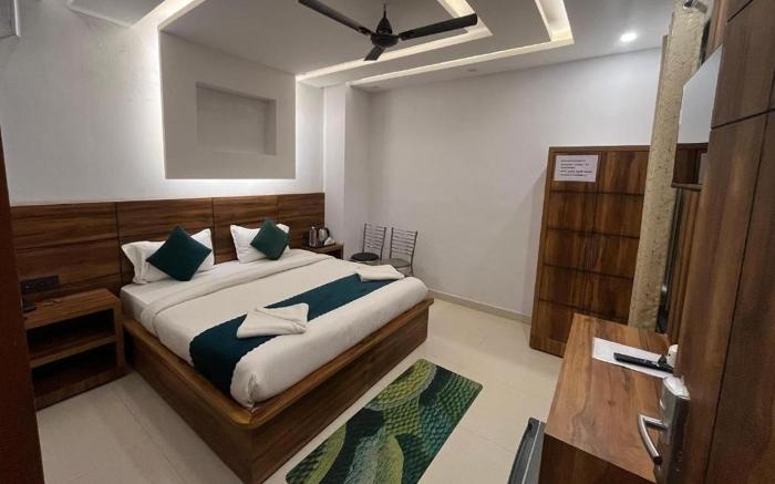 Hotel Vaidik Ganga, Near Parmarth Niketan