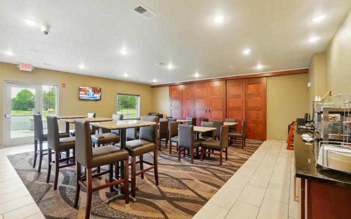 Cobblestone Hotel & Suites - Russells Point at Indian Lake