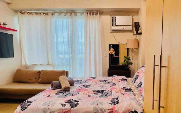 * *2 Contemporary Comfort