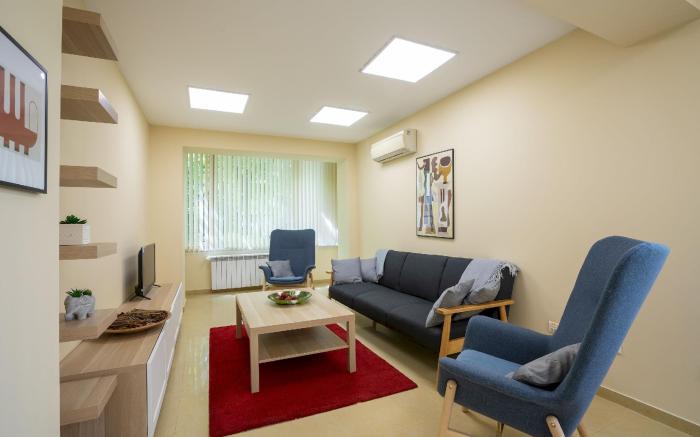 Bright 1BDR Apartment in Top Center