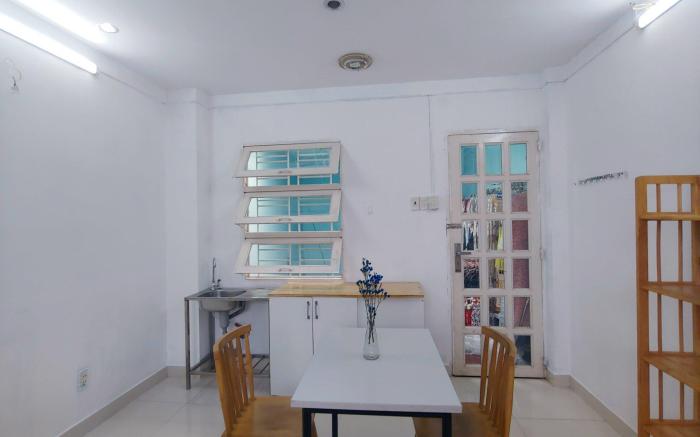 Phòng ban công và có sân thượng lớn
