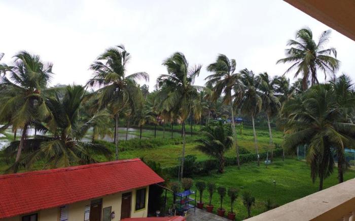 Seacoast Retreat- Lovely 2 BHK apartment with pool
