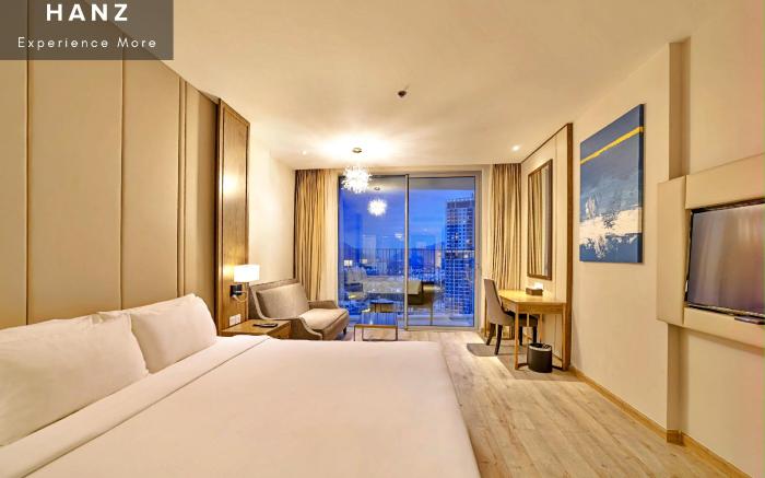 S79 Business Suite LYN Panorama