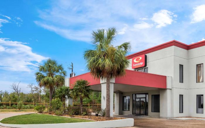 Econo Lodge Inn & Suites