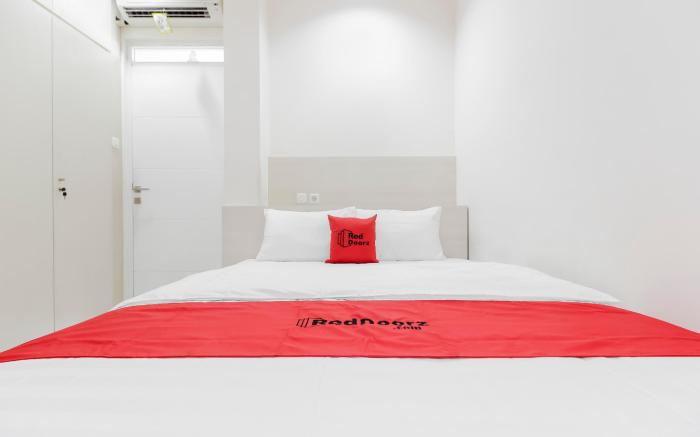 RedDoorz near Pancoran