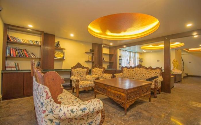 Muscatel Grand Silkroute - 300 Mts from MG Marg