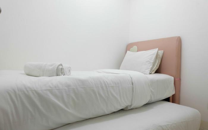Compact 1BR Bassura City Apartment By Travelio
