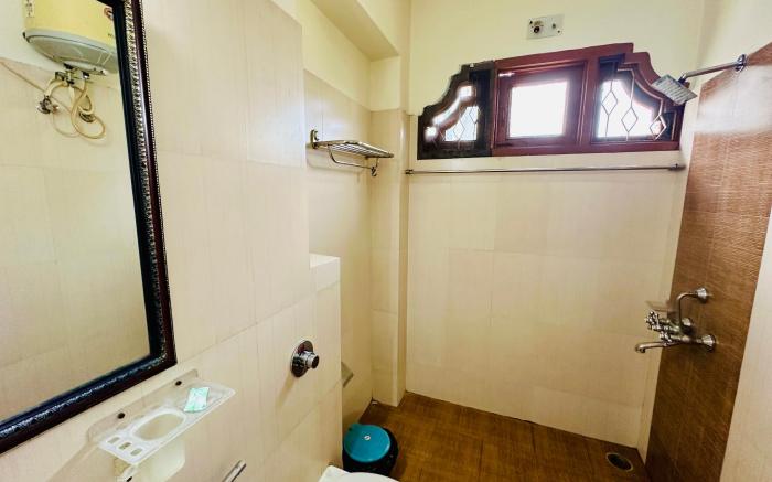 Hotel Empire Palace - Near Fatehsagar Lake