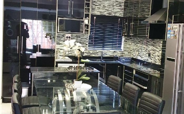 Upmarket 3 Bedroom Apartment