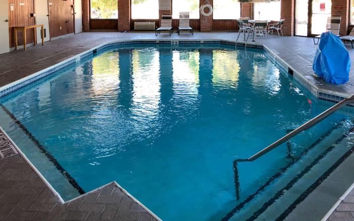 Econo Lodge Inn & Suites