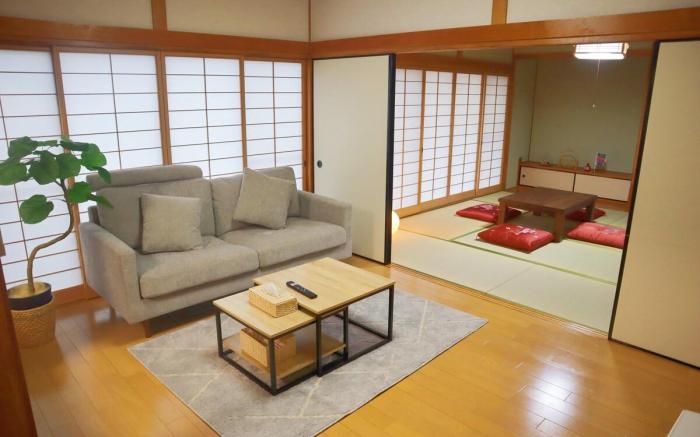 四国愛媛松山市内、まるまる貸切の住宅！駅や商業施設に至近で、徒歩圏内には市駅や高島屋などがあります
