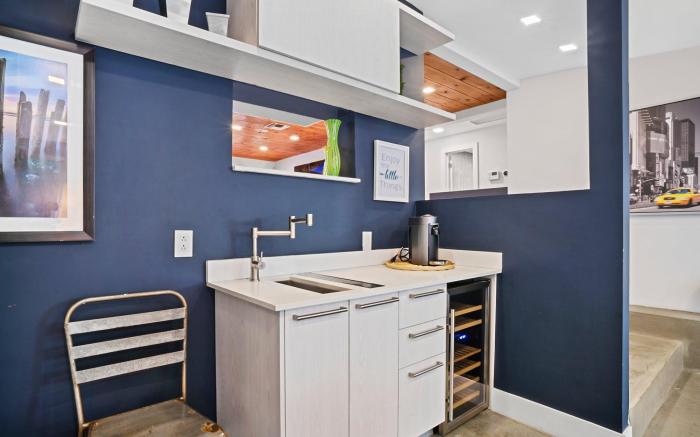 Fabulous Bungalow w/Outdoor Eden mins from Beach