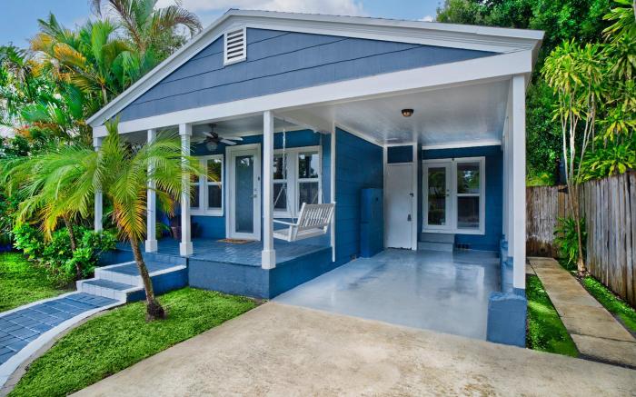 Fabulous Bungalow w/Outdoor Eden mins from Beach