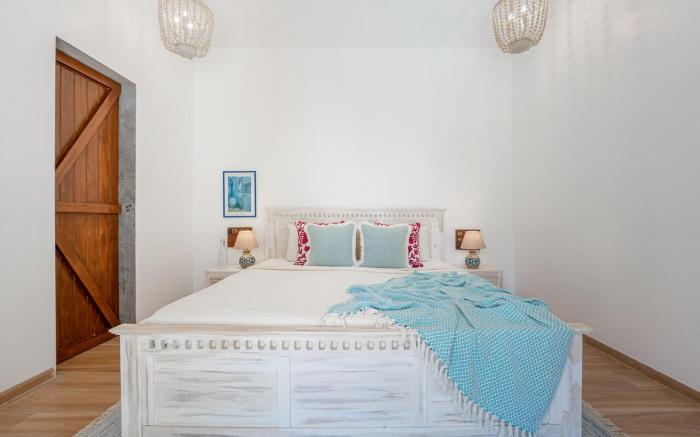 LohonoStays Santorini