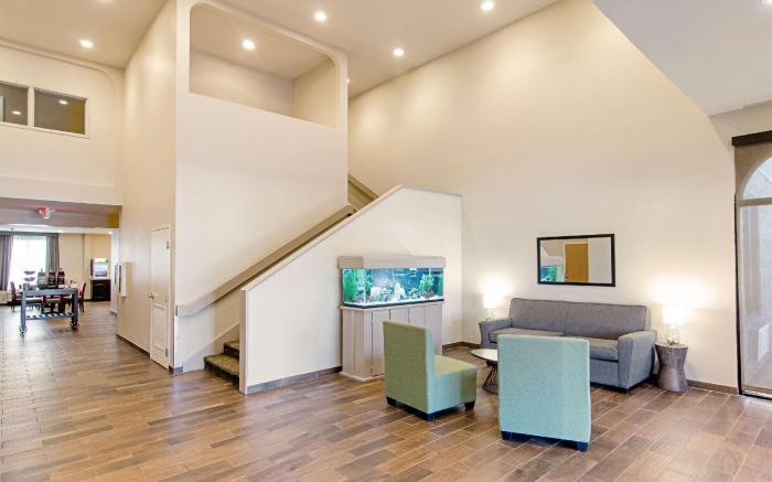 Quality Inn & Suites Near Tanger Outlet Mall