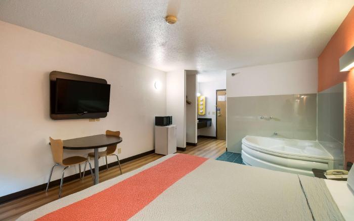 Motel 6 Davenport, IA