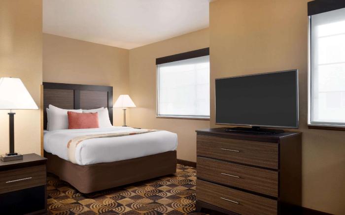 Hawthorn Extended Stay by Wyndham Milwaukee Airport