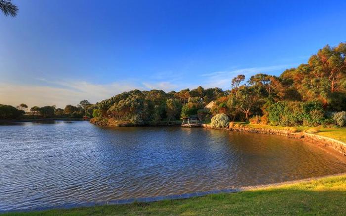 Stanley Lakeside Spa Cabins