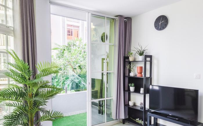 Cozy 1BR apartment by beach - partial ocean view