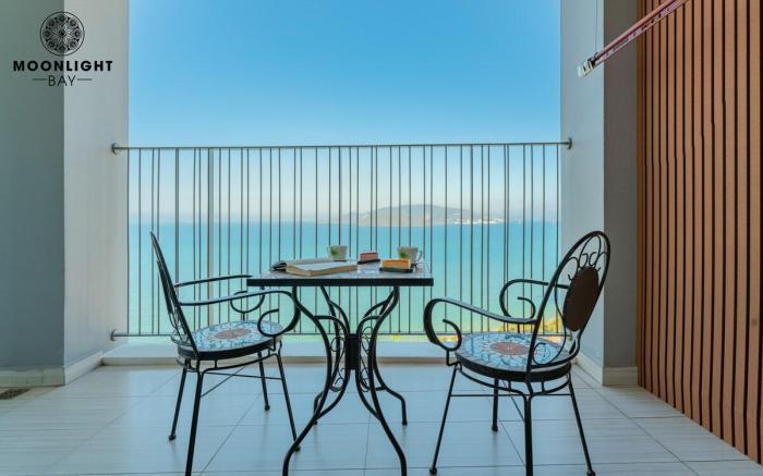 Beachfront 2-bedroom apartment in center, pool gym
