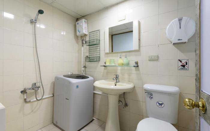 MRT Ximen Station Elevator Fresh Room for 2-3 People (No Daily Cleaning Provided)