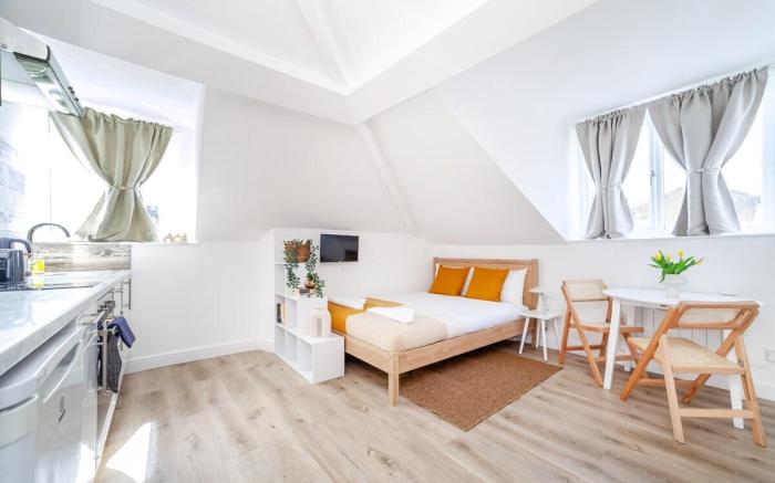 Attic Studio Flat for 2, Finsbury Park, Parking 03