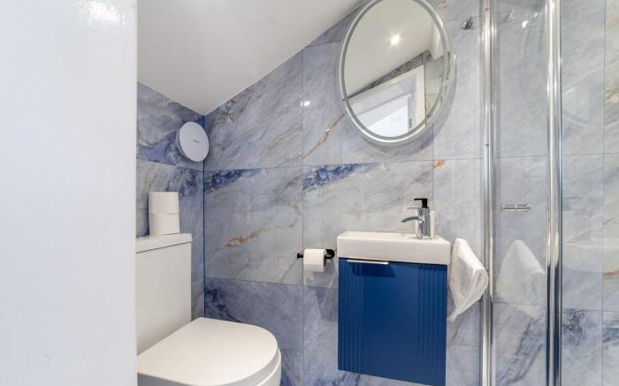 Attic Studio Flat for 2, Finsbury Park, Parking 03