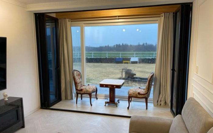Pony Jeju 1층 스위트룸 113호, 방+거실, 한라산 10분