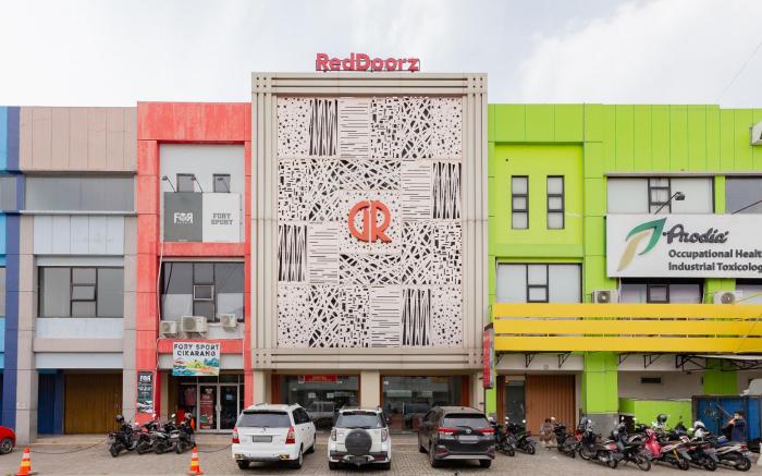 RedDoorz Plus near Living Plaza Jababeka