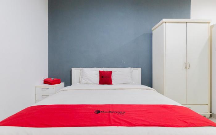 RedDoorz Plus near Living Plaza Jababeka
